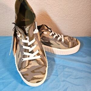 Madden Nyc Women's Platform Camo Sneakers Size 7.5